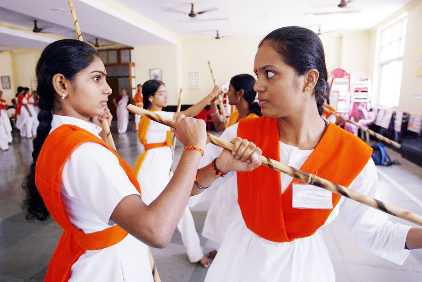 Индийская учительница. Девушка с палкой. Боевые искусства с палкой для девушек. Индийские боевые женщины. Индийские боевые искусства.