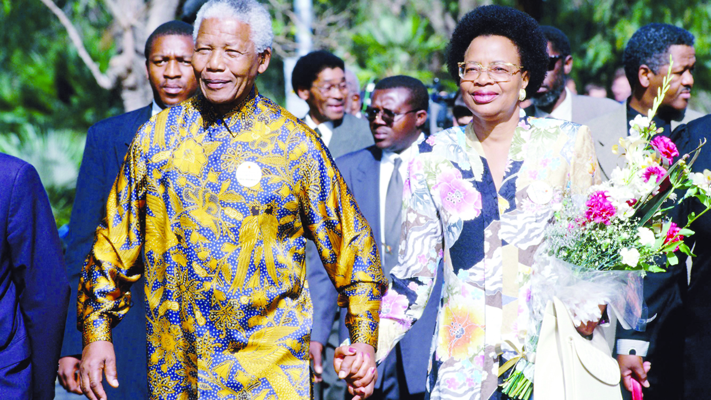 Граса машел в молодости. Первая леди мозамбика и юар. Первая леди мозамбика и юар. Первая леди мозамбика и юар. Самора мойзес машел.