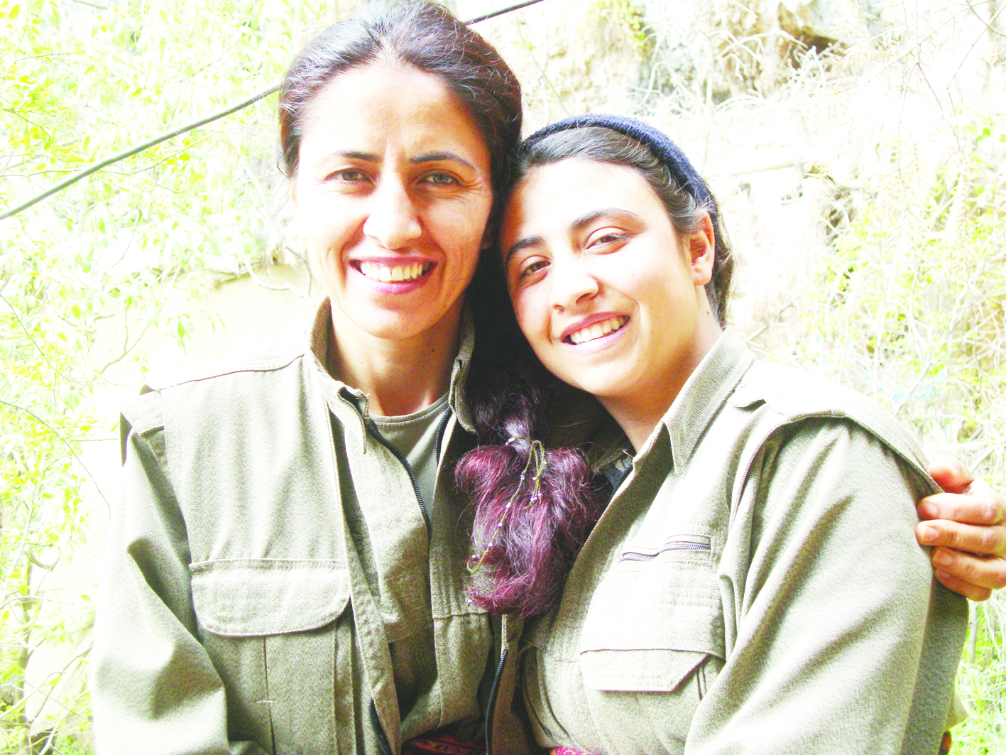 Qirq yoshli onalar va ogillar ishtirokidagi porno filmlarni onlayn tomosha qiling Ular olomondan porno yutib yuborishadi